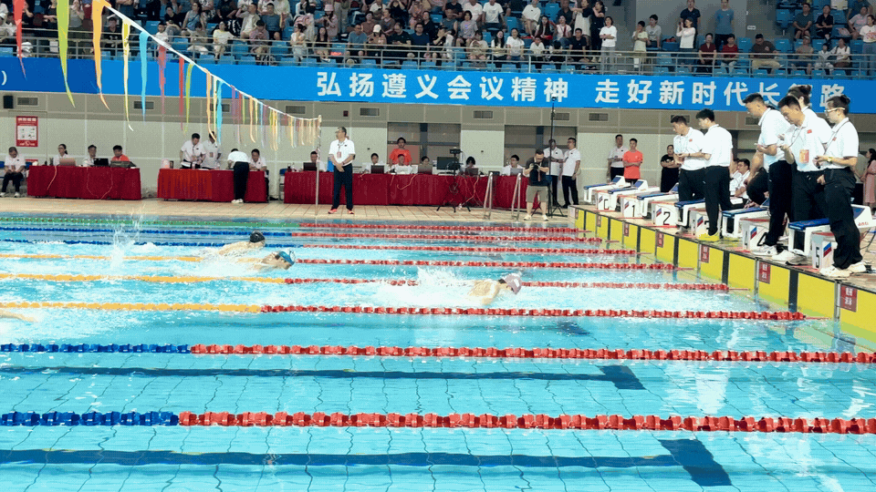 全国游泳城市系列赛（遵义站）激情开赛